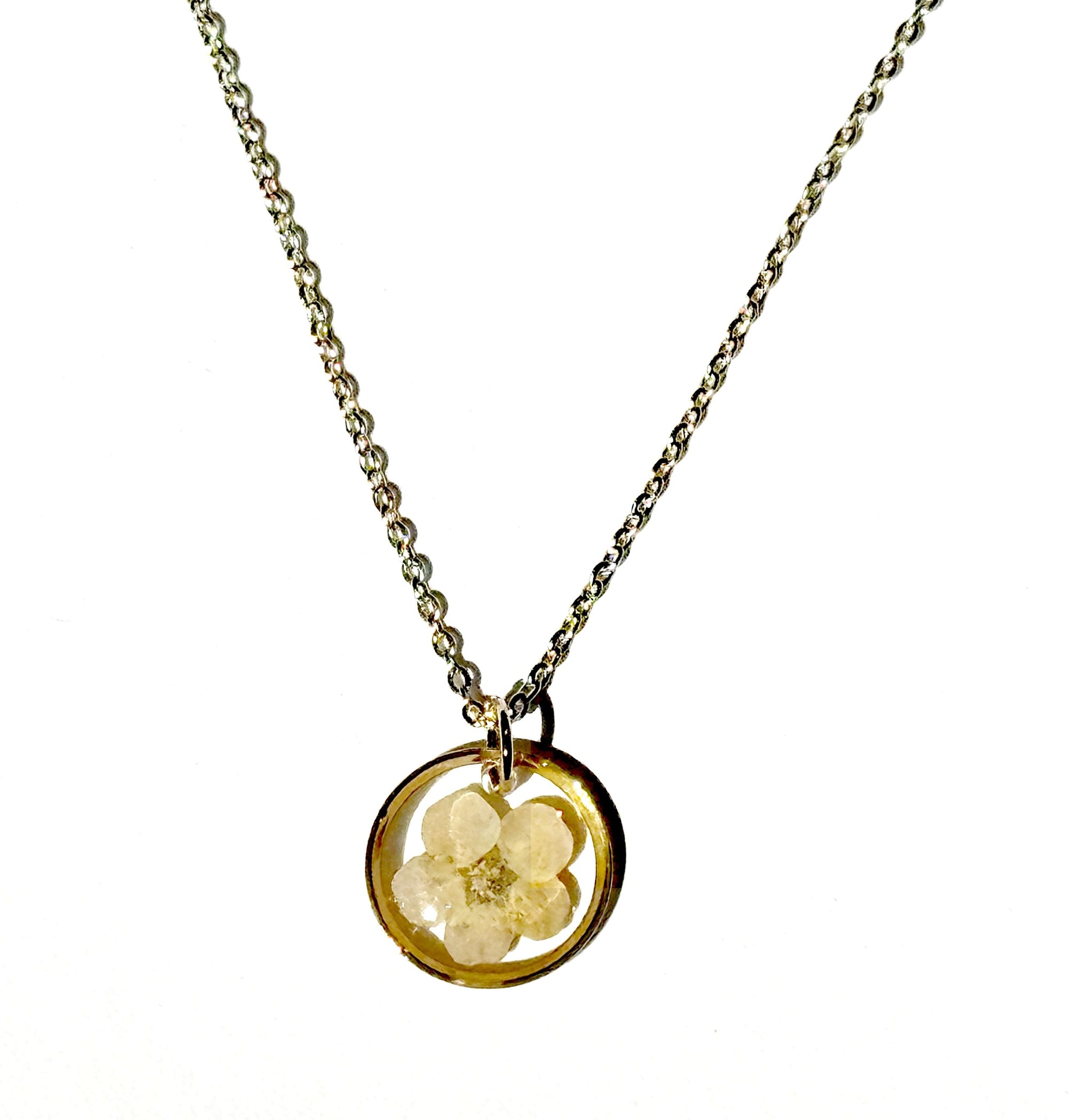 Collier pendantif résine fleur SPIREA séchée ROND mini ¤12mm sur chaine fine 38+5