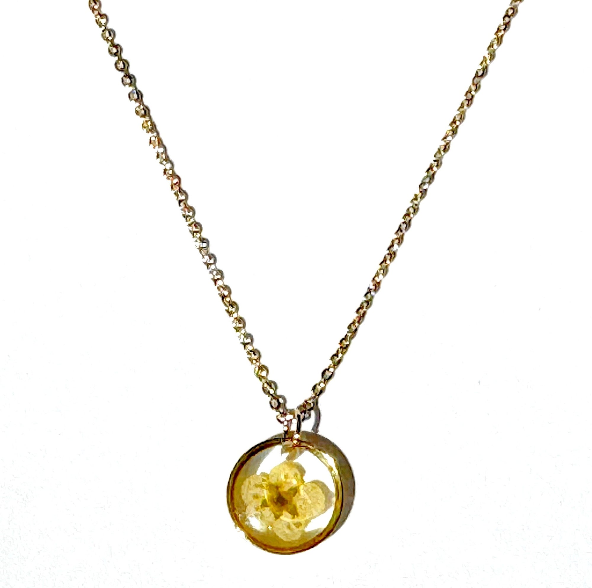 Collier pendantif résine fleur SPIREA séchée ROND mini ¤12mm sur chaine fine 38+5
