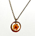 Collier pendantif résine fleur SPIREA séchée ROND mini ¤12mm sur chaine fine 38+5