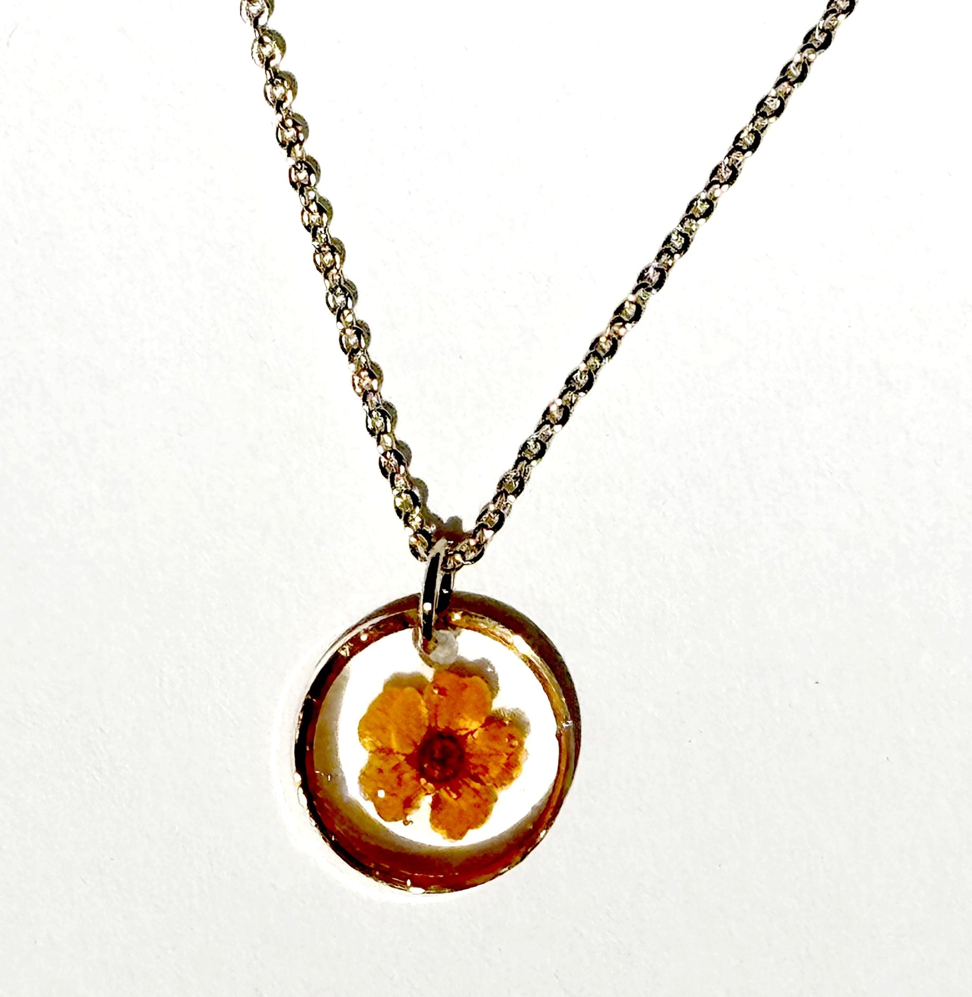 Collier pendantif résine fleur SPIREA séchée ROND mini ¤12mm sur chaine fine 38+5