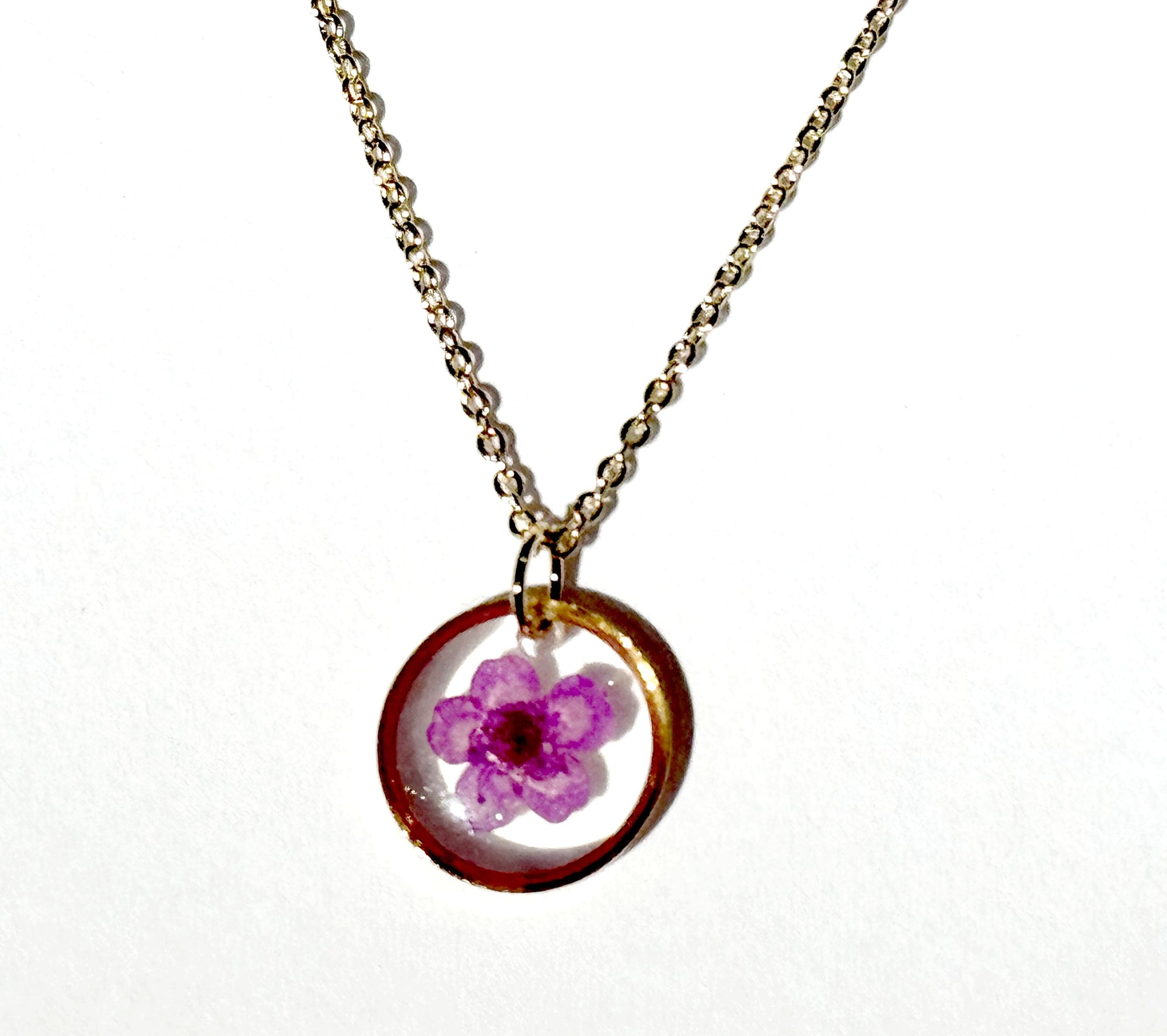 Collier pendantif résine fleur SPIREA séchée ROND mini ¤12mm sur chaine fine 38+5