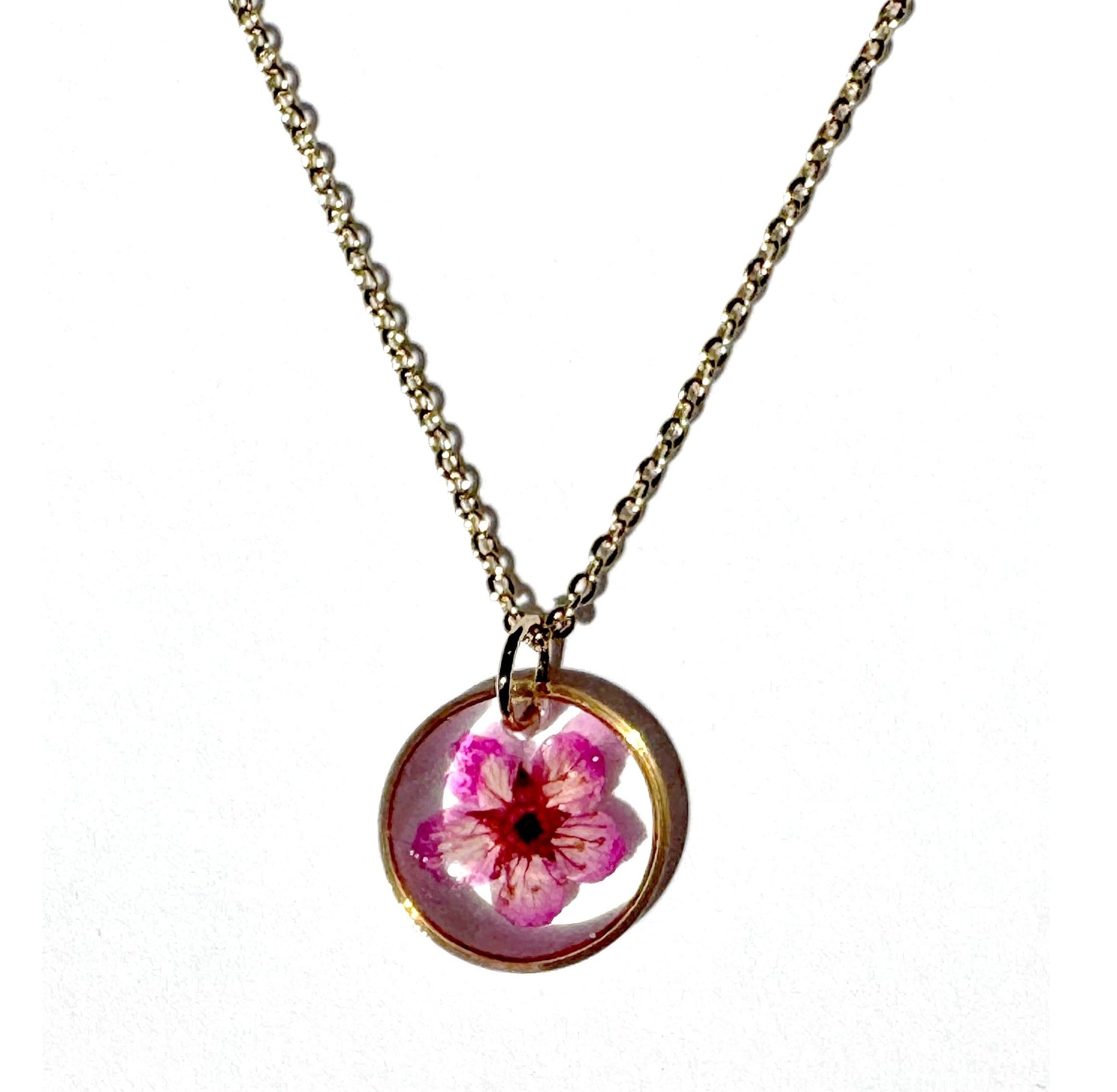 Collier pendantif résine fleur SPIREA séchée ROND mini ¤12mm sur chaine fine 38+5