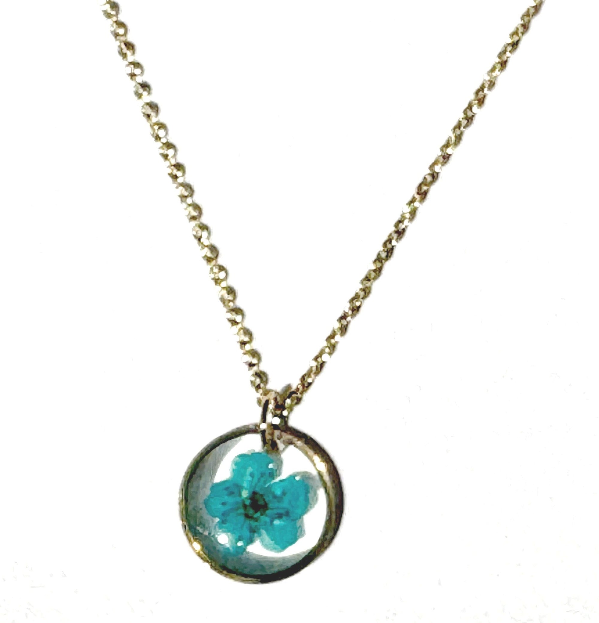 Collier pendantif résine fleur SPIREA séchée ROND mini ¤12mm sur chaine fine 38+5