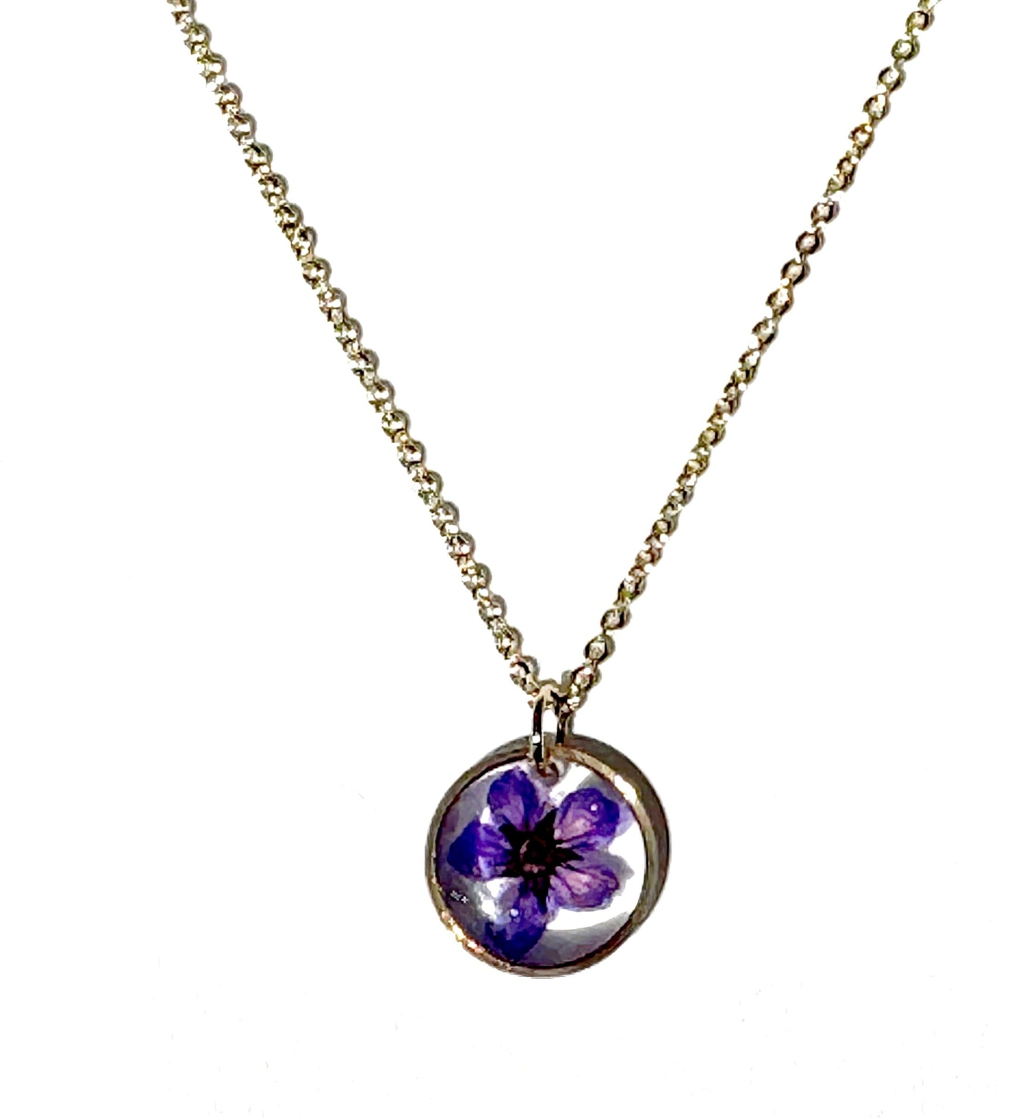 Collier pendantif résine fleur SPIREA séchée ROND mini ¤12mm sur chaine fine 38+5