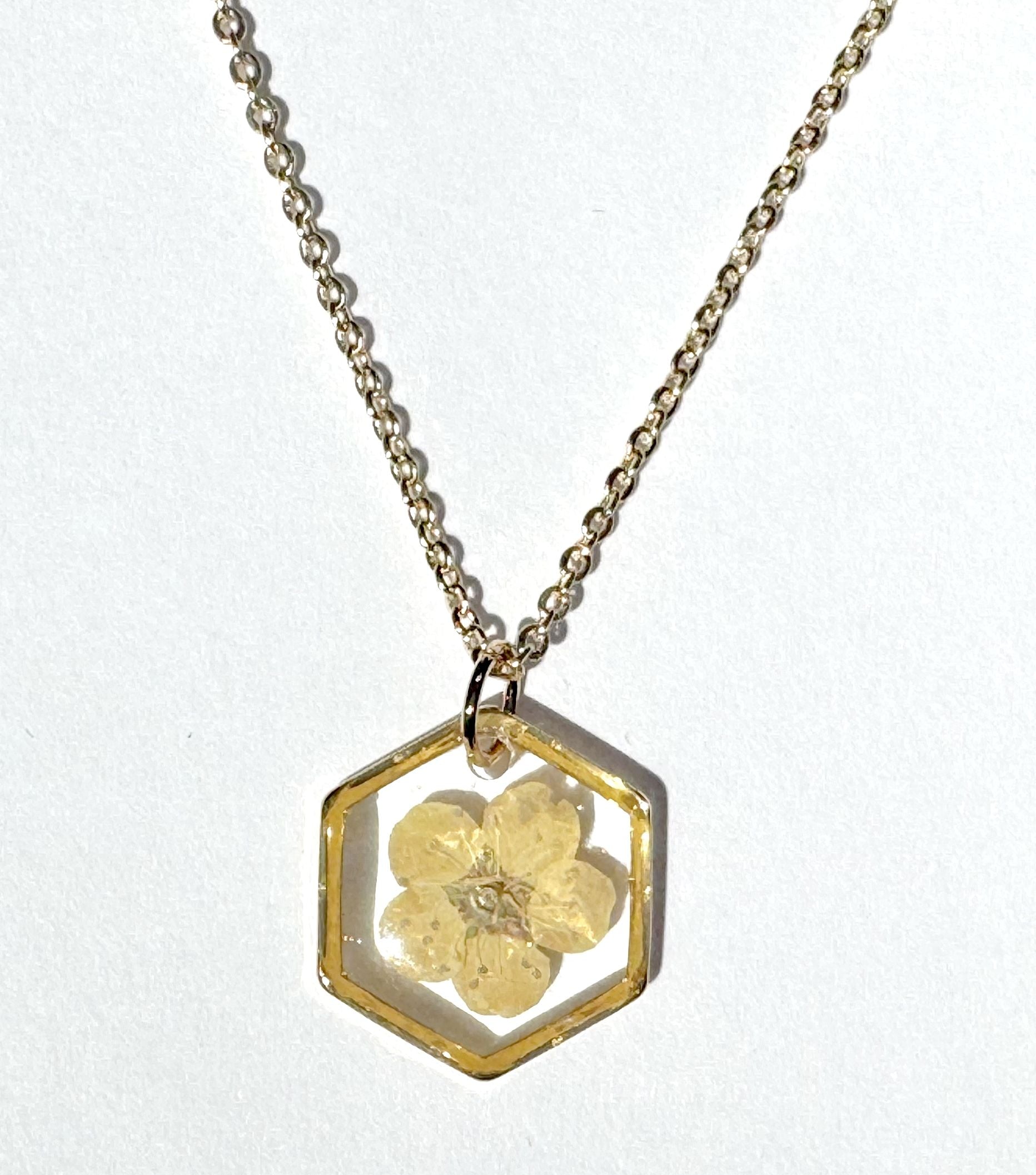 Collier SPIREA Hexagone – Fleur Véritable Séchée