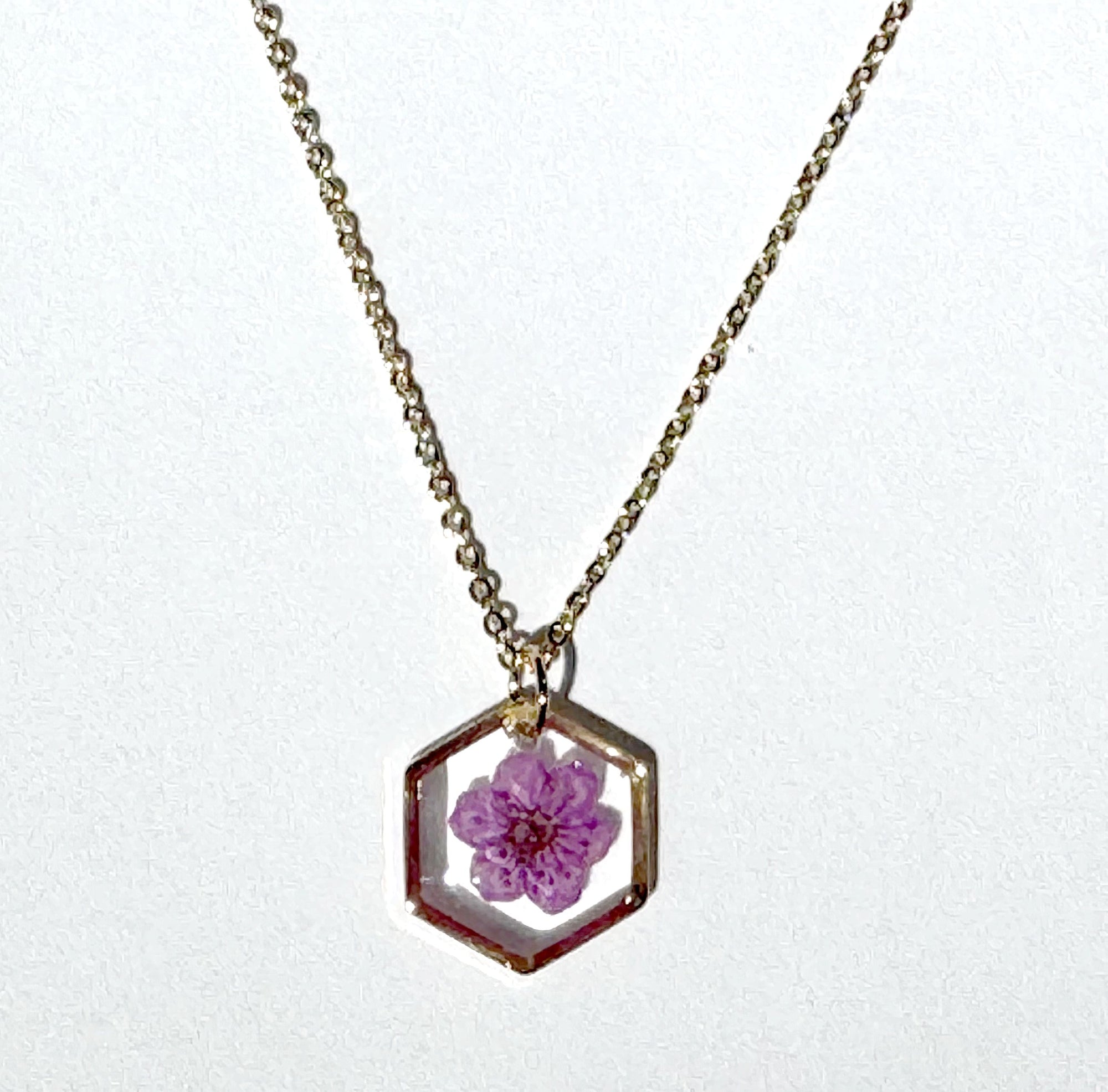 Collier SPIREA Hexagone – Fleur Véritable Séchée