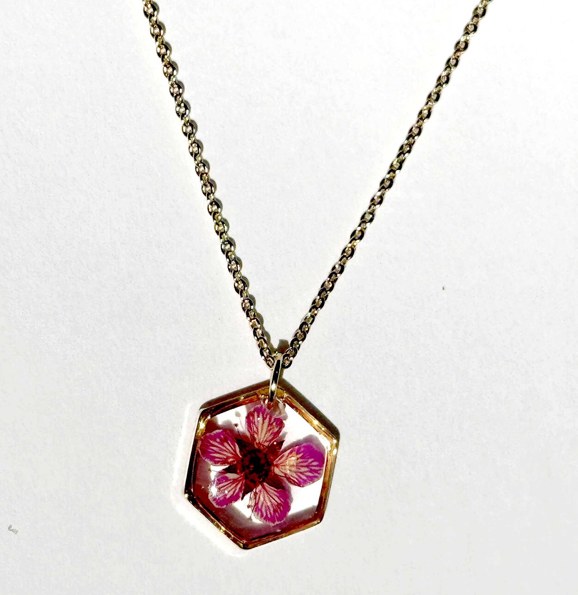 Collier SPIREA Hexagone – Fleur Véritable Séchée