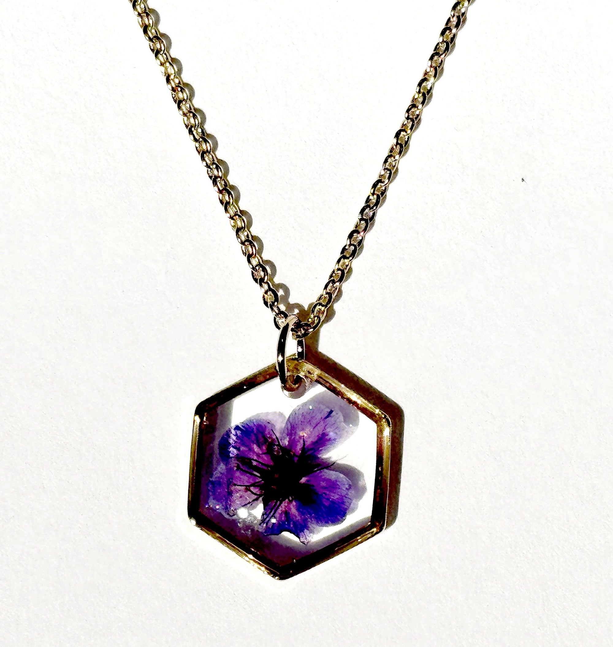 Collier SPIREA Hexagone – Fleur Véritable Séchée