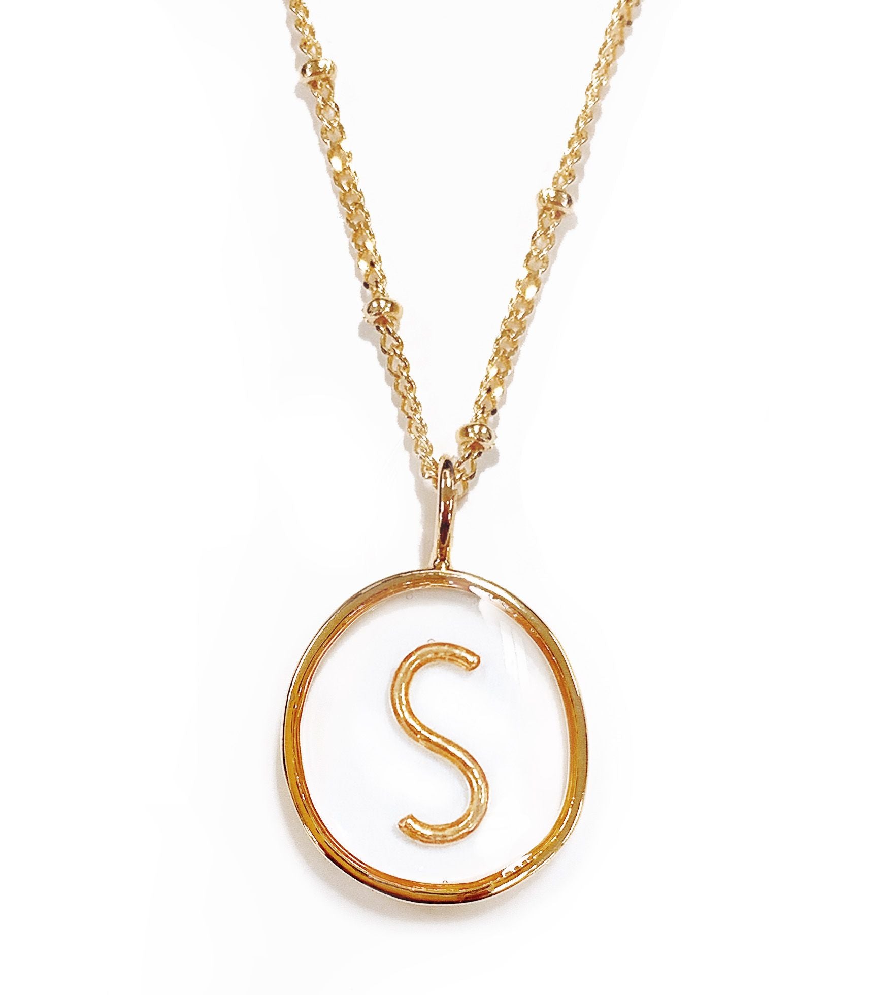 Collier lettre S en acier doré et résine transparente - 172842