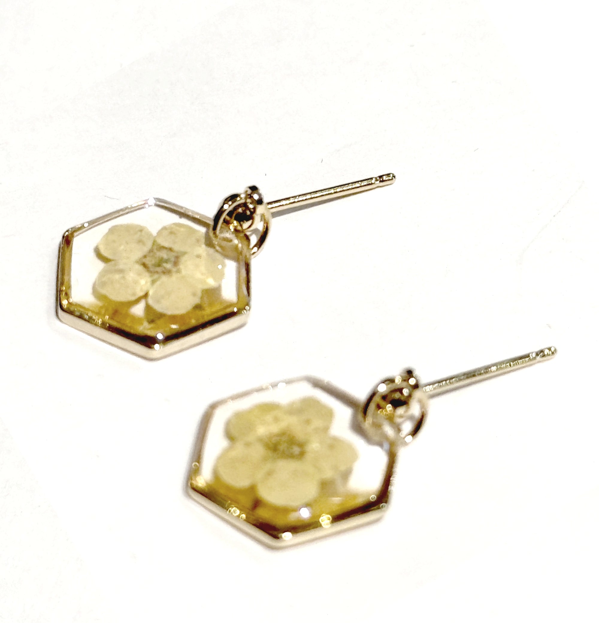 Boucles d’oreilles SPIREA – Fleur véritable en résine dorée