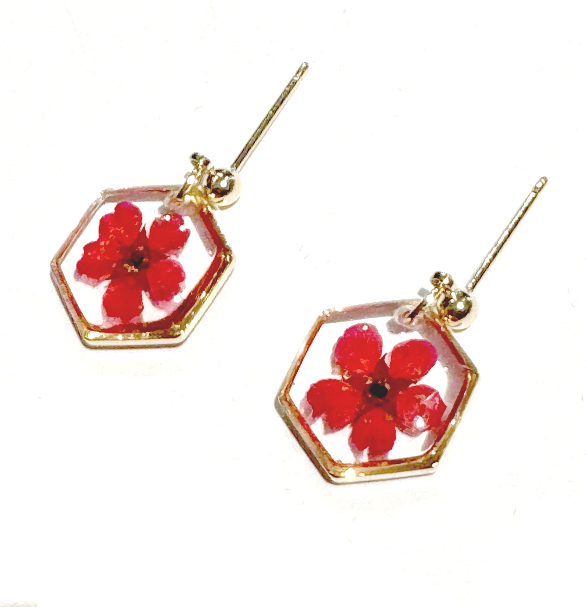 Boucles d’oreilles SPIREA – Fleur véritable en résine dorée