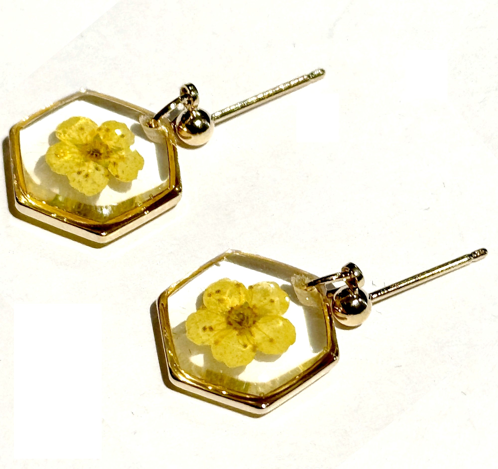 Boucles d’oreilles SPIREA – Fleur véritable en résine dorée