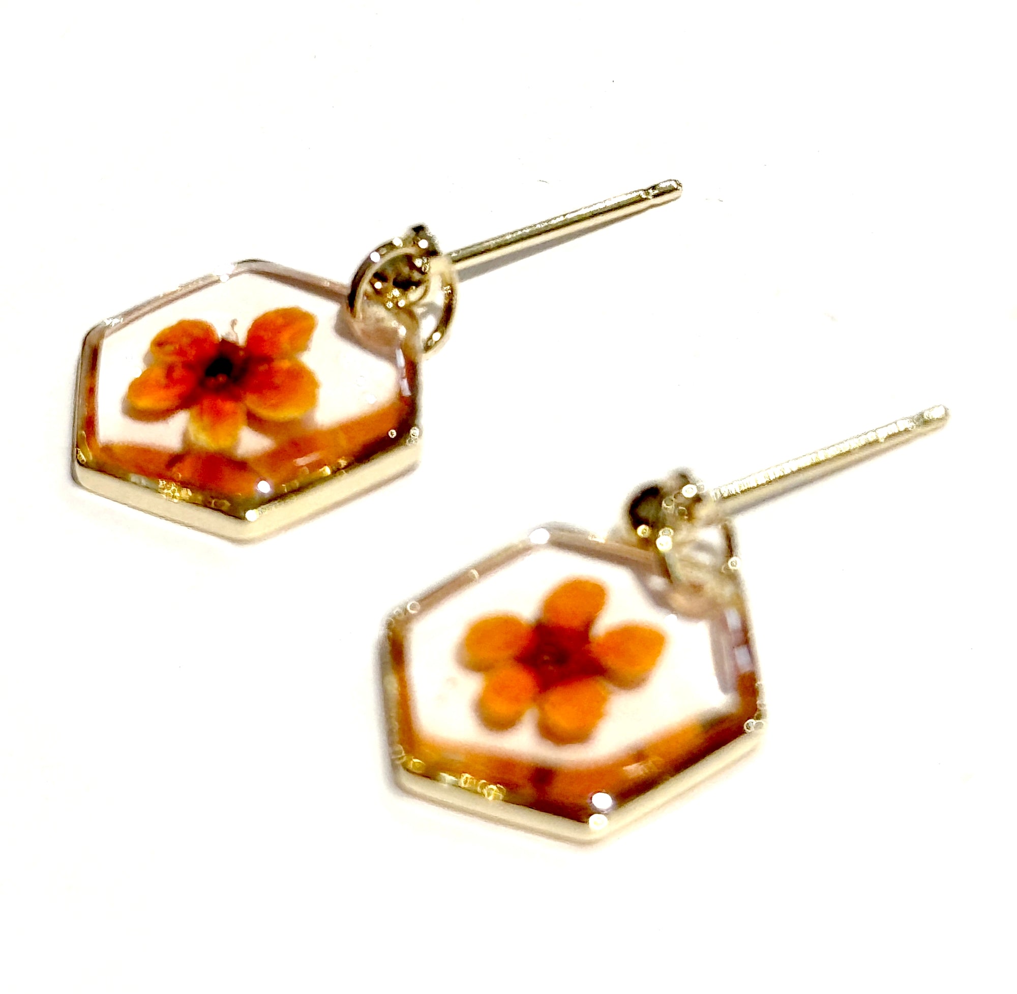Boucles d’oreilles SPIREA – Fleur véritable en résine dorée