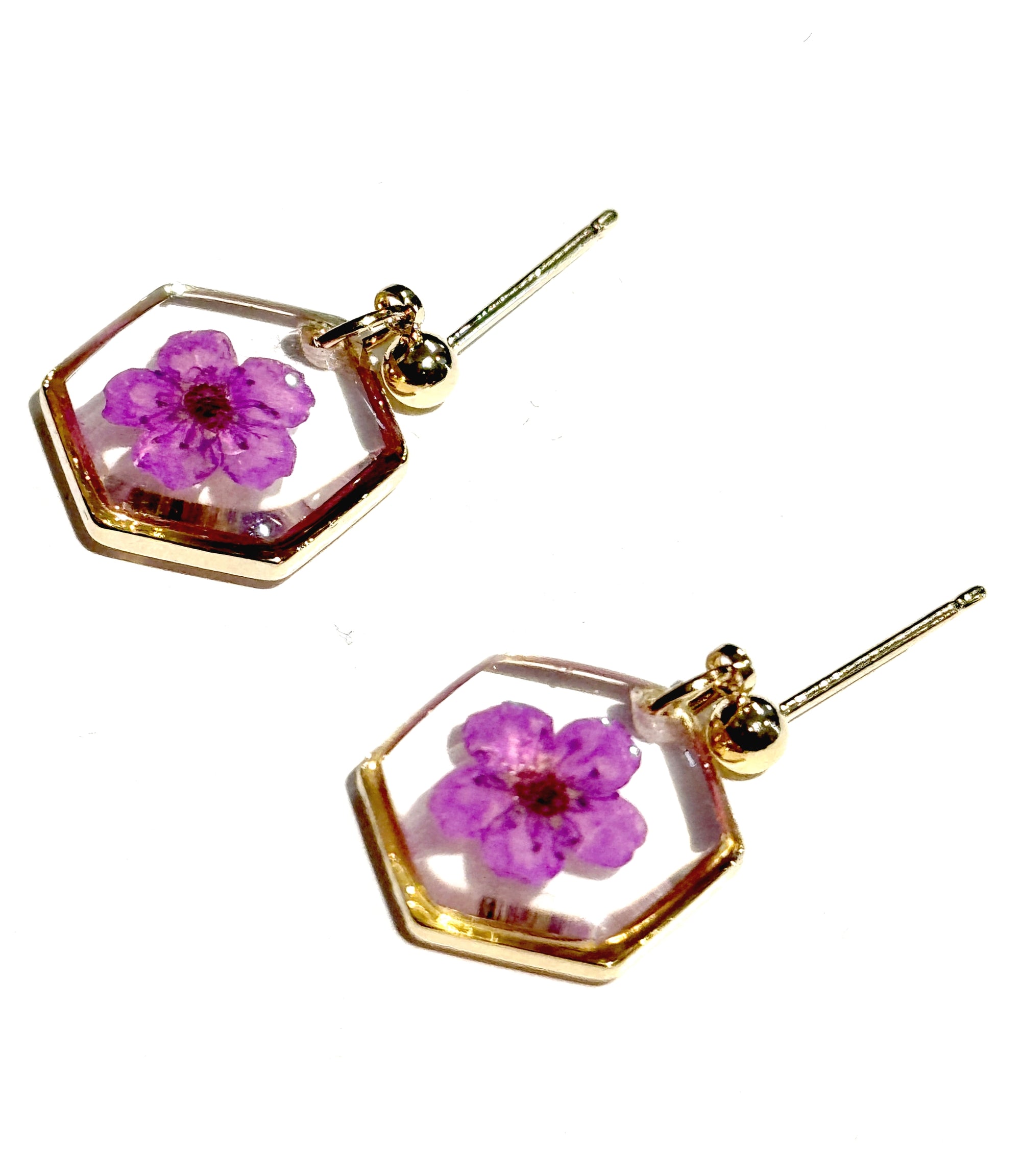 Boucles d’oreilles SPIREA – Fleur véritable en résine dorée