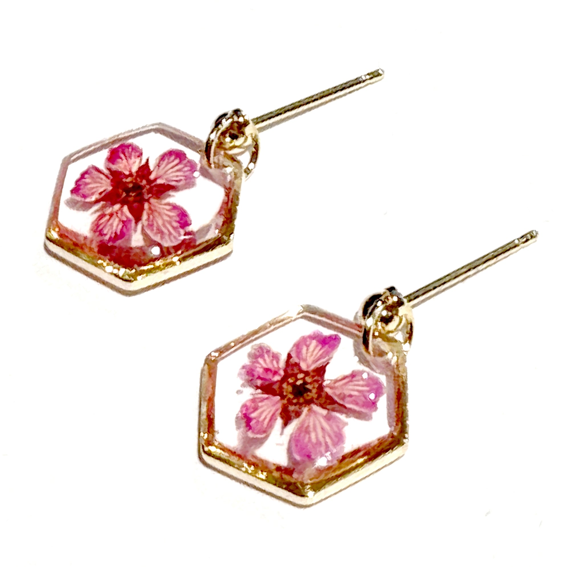 Boucles d’oreilles SPIREA – Fleur véritable en résine dorée