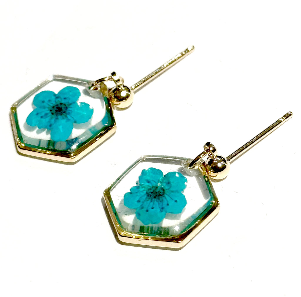 Boucles d’oreilles SPIREA – Fleur véritable en résine dorée Hexagone