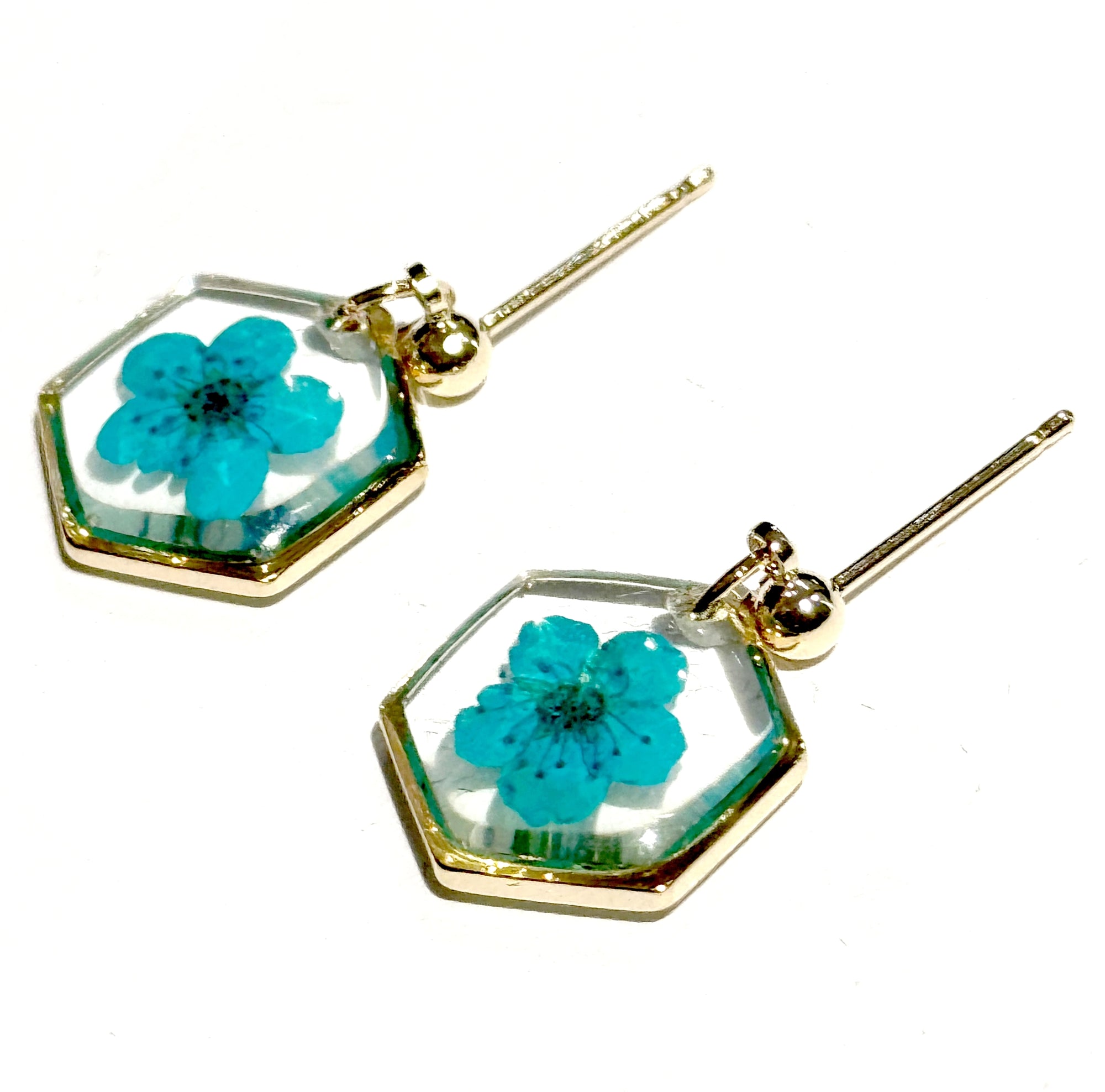 Boucles d’oreilles SPIREA – Fleur véritable en résine dorée