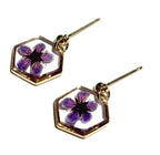 Boucles d’oreilles SPIREA – Fleur véritable en résine dorée Hexagone