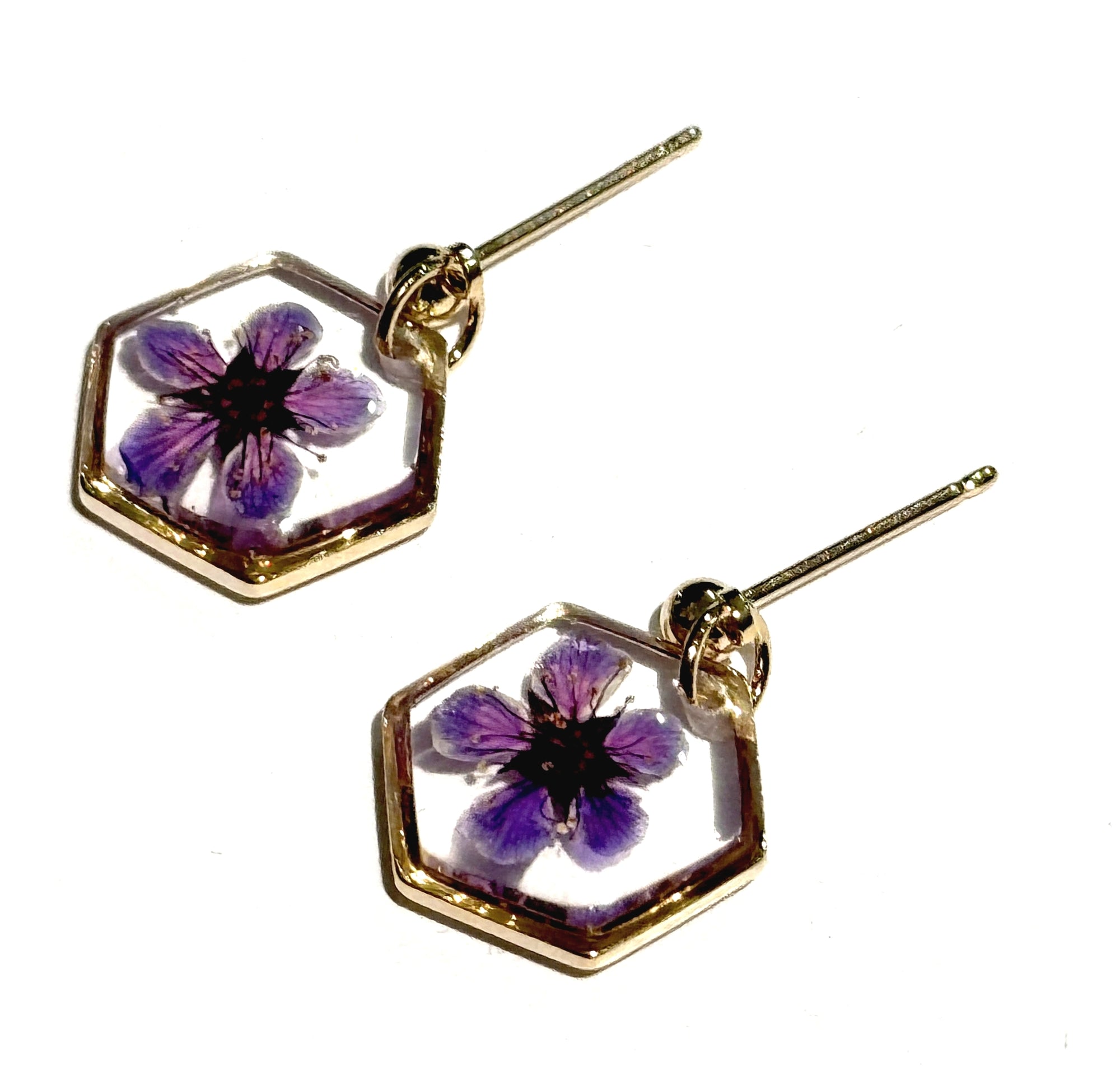 Boucles d’oreilles SPIREA – Fleur véritable en résine dorée