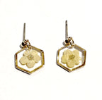 Boucles d’oreilles SPIREA – Fleur véritable en résine dorée Hexagone
