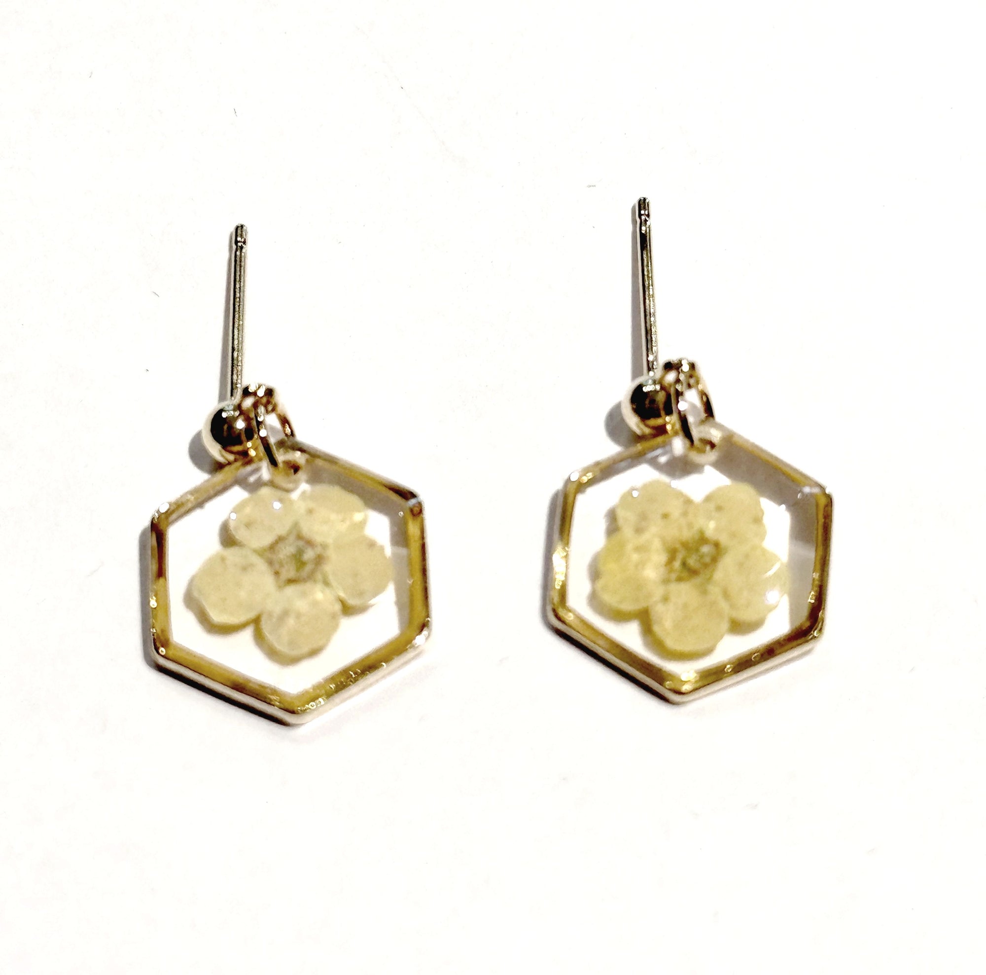 Boucles d’oreilles SPIREA – Fleur véritable en résine dorée