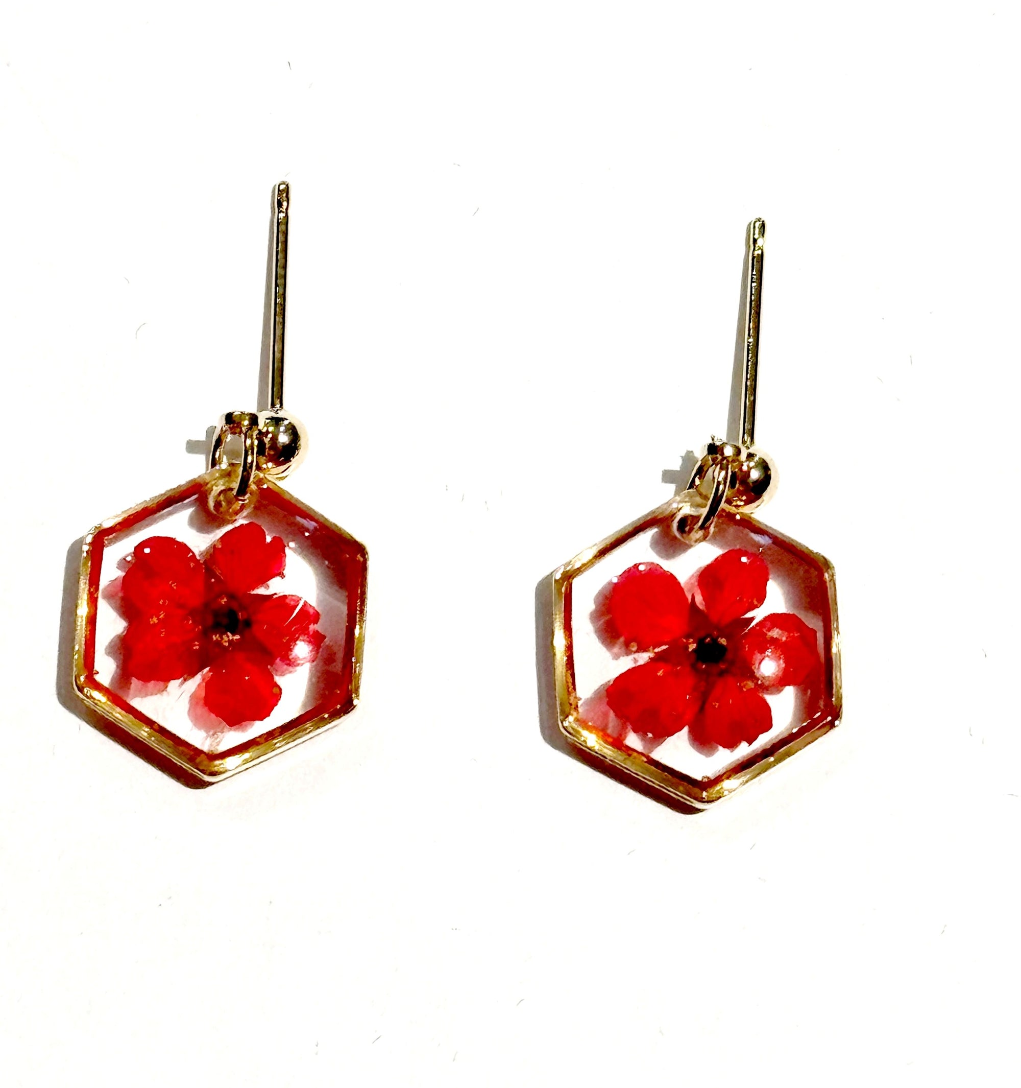 Boucles d’oreilles SPIREA – Fleur véritable en résine dorée