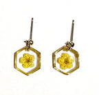 Boucles d’oreilles SPIREA – Fleur véritable en résine dorée Hexagone
