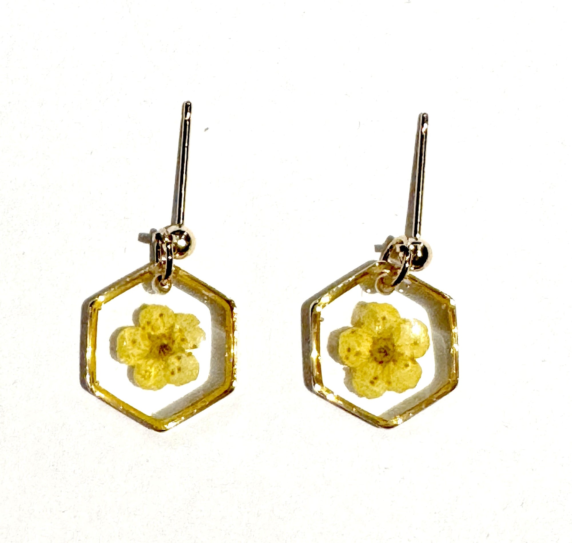 Boucles d’oreilles SPIREA – Fleur véritable en résine dorée