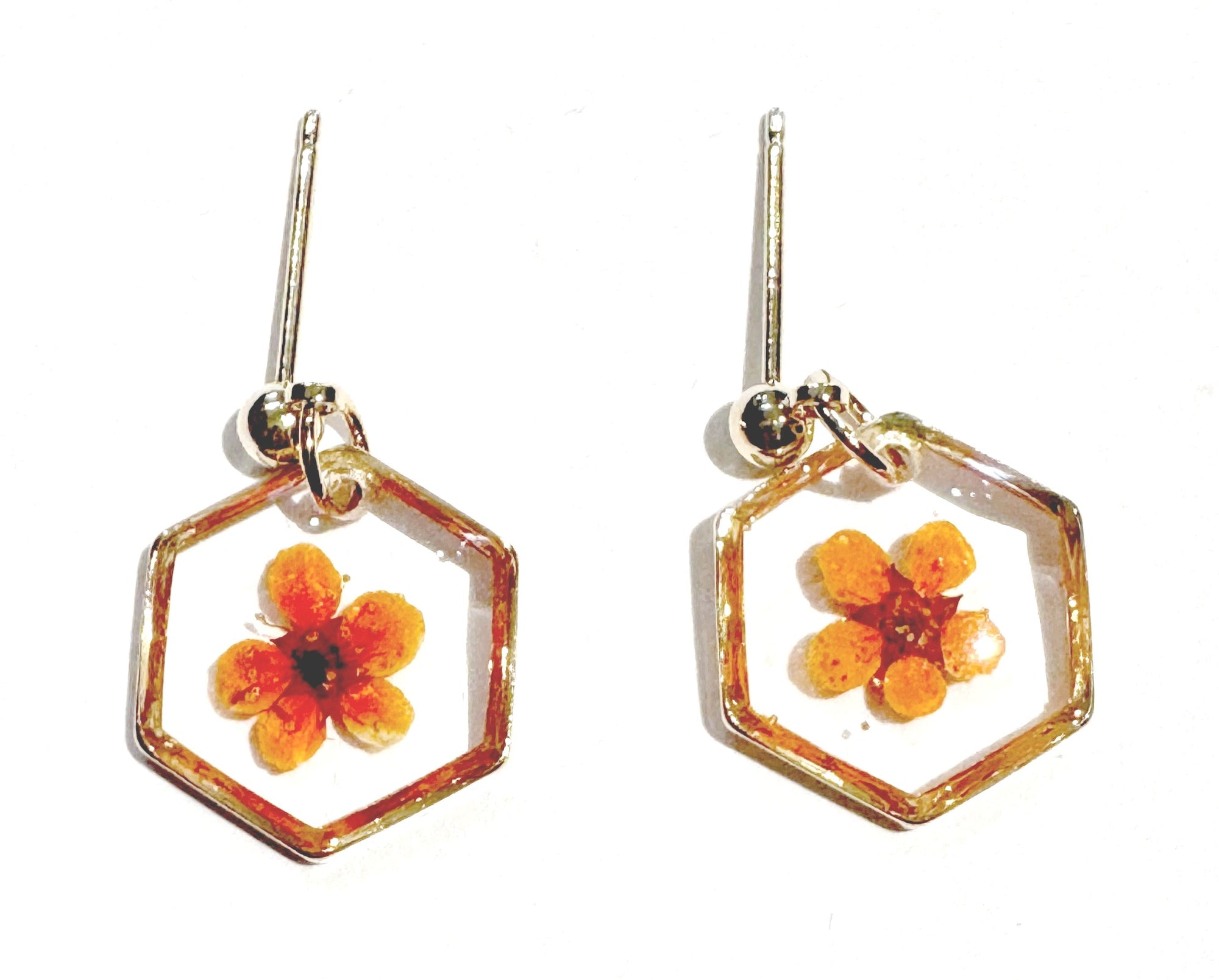 Boucles d’oreilles SPIREA – Fleur véritable en résine dorée
