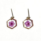 Boucles d’oreilles SPIREA – Fleur véritable en résine dorée Hexagone