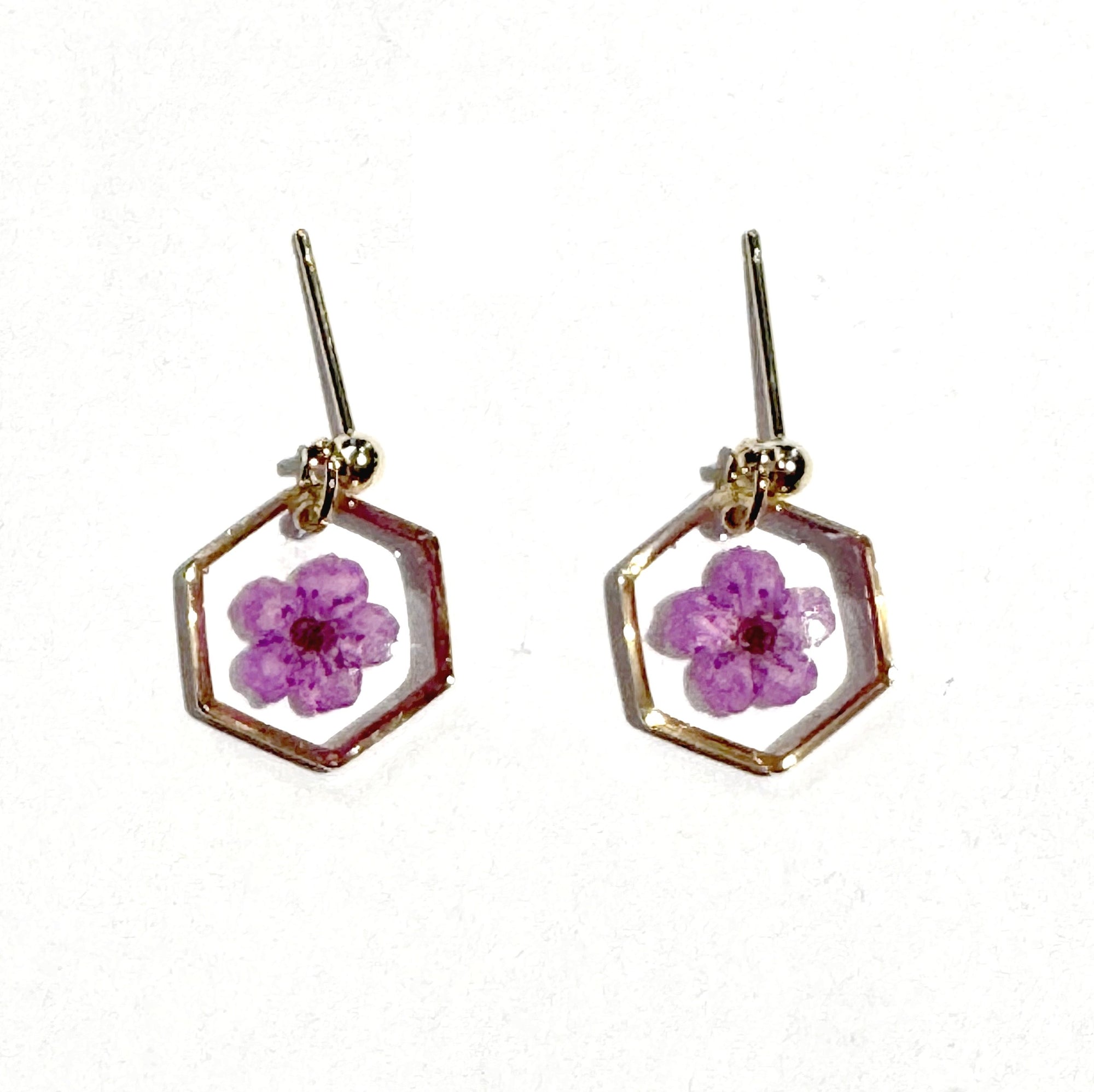 Boucles d’oreilles SPIREA – Fleur véritable en résine dorée