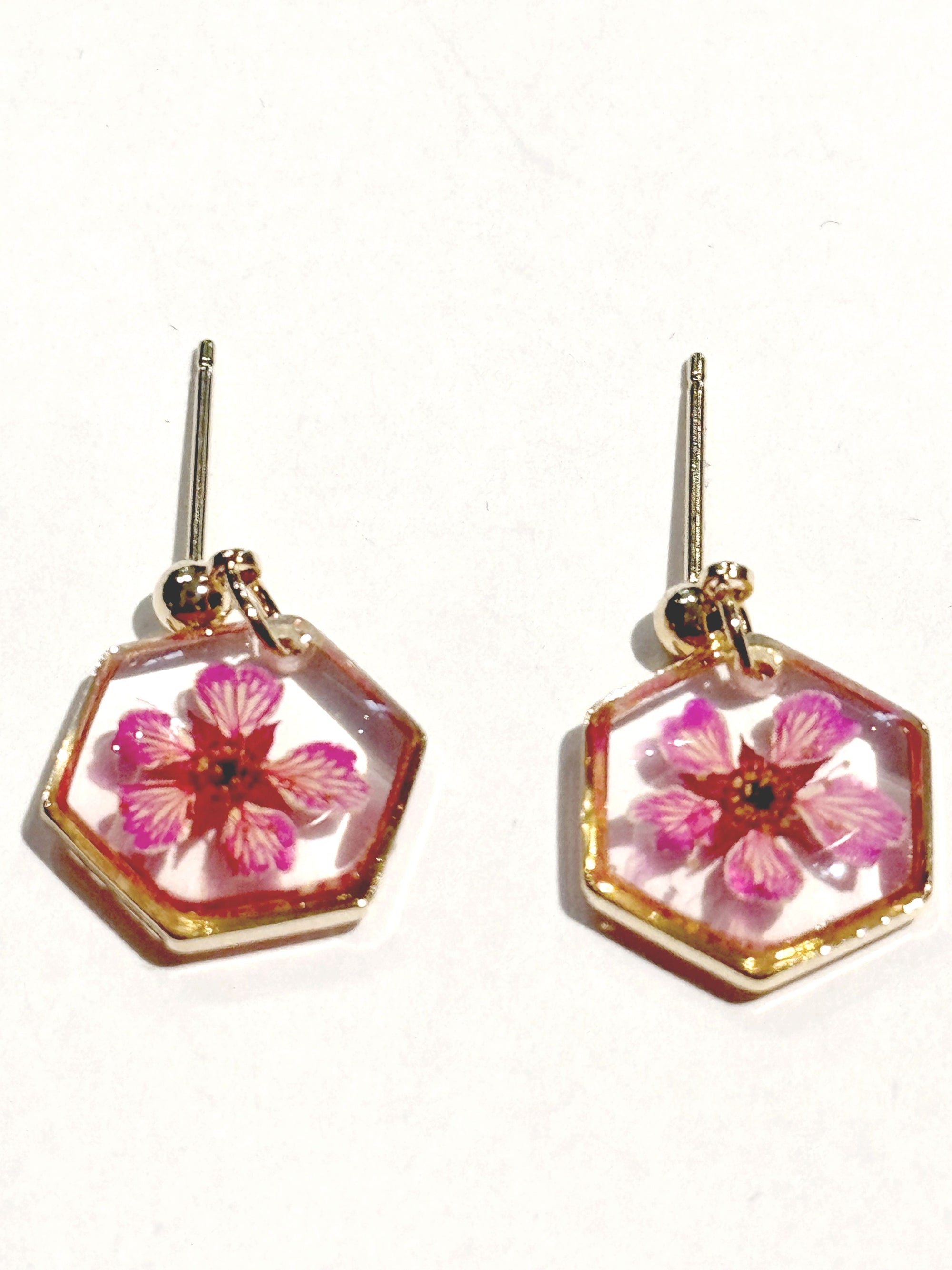 Boucles d’oreilles SPIREA – Fleur véritable en résine dorée