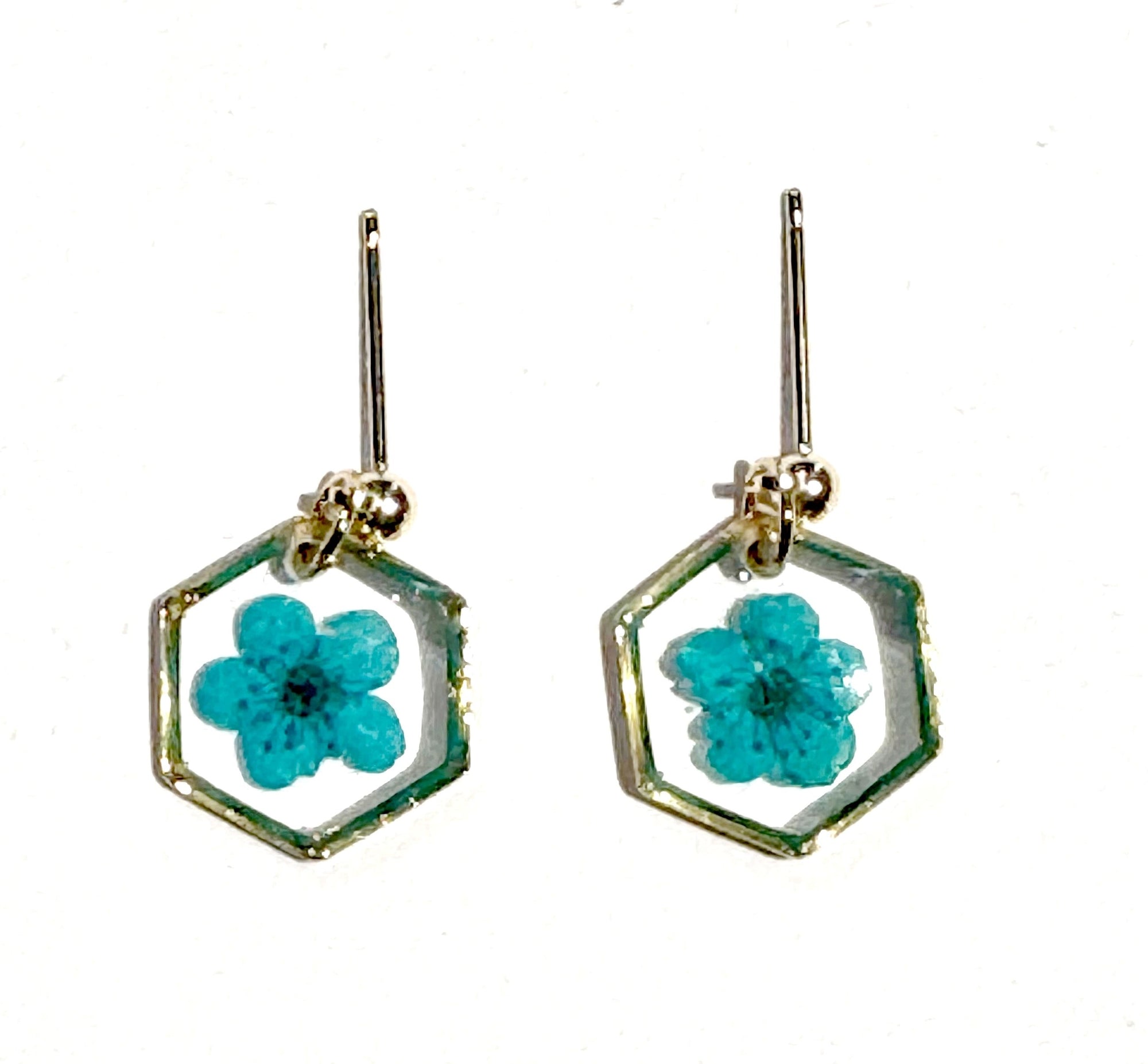 Boucles d’oreilles SPIREA – Fleur véritable en résine dorée