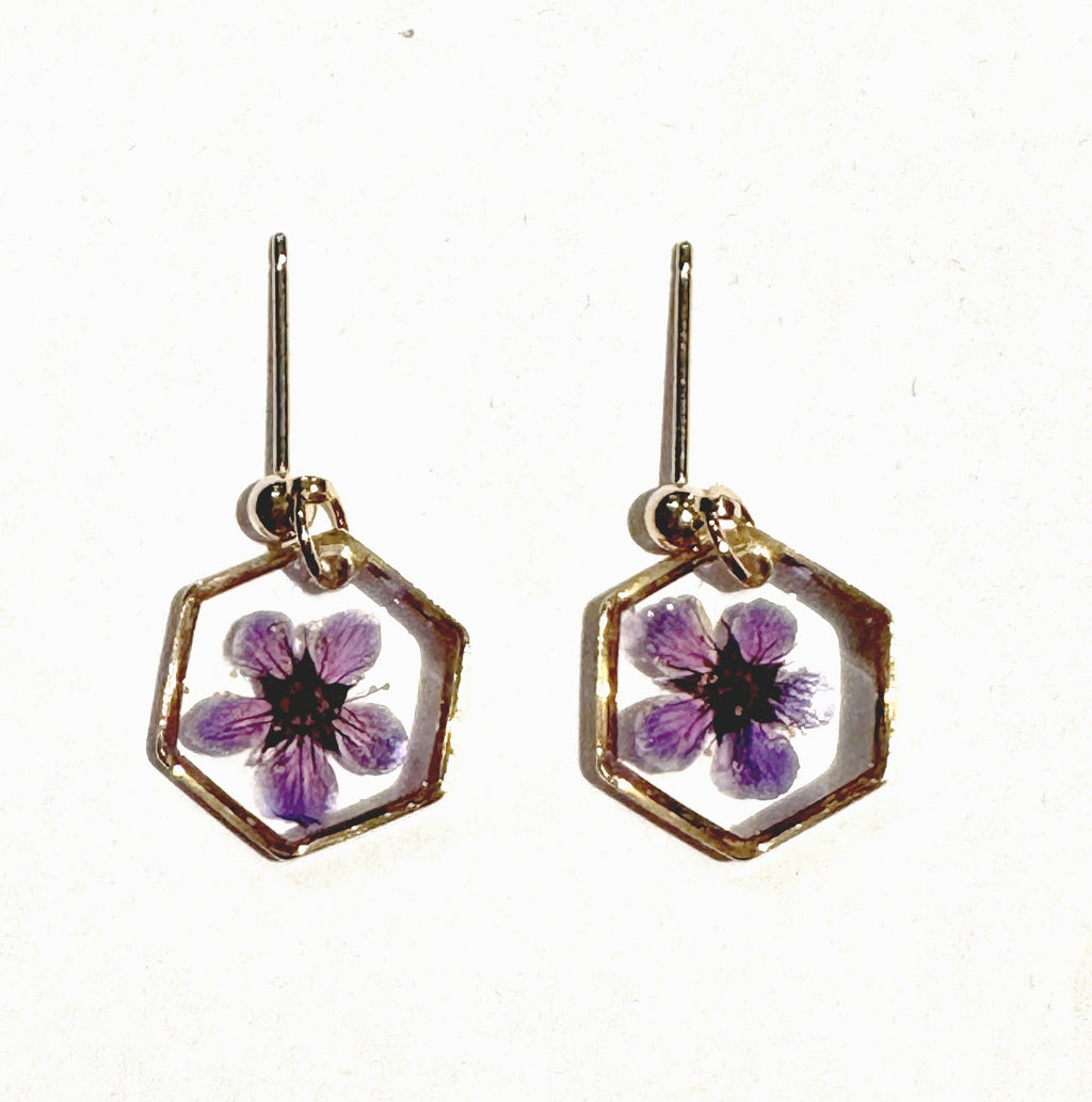 Boucles d’oreilles SPIREA – Fleur véritable en résine dorée Hexagone