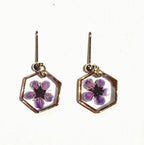 Boucles d’oreilles SPIREA – Fleur véritable en résine dorée Hexagone