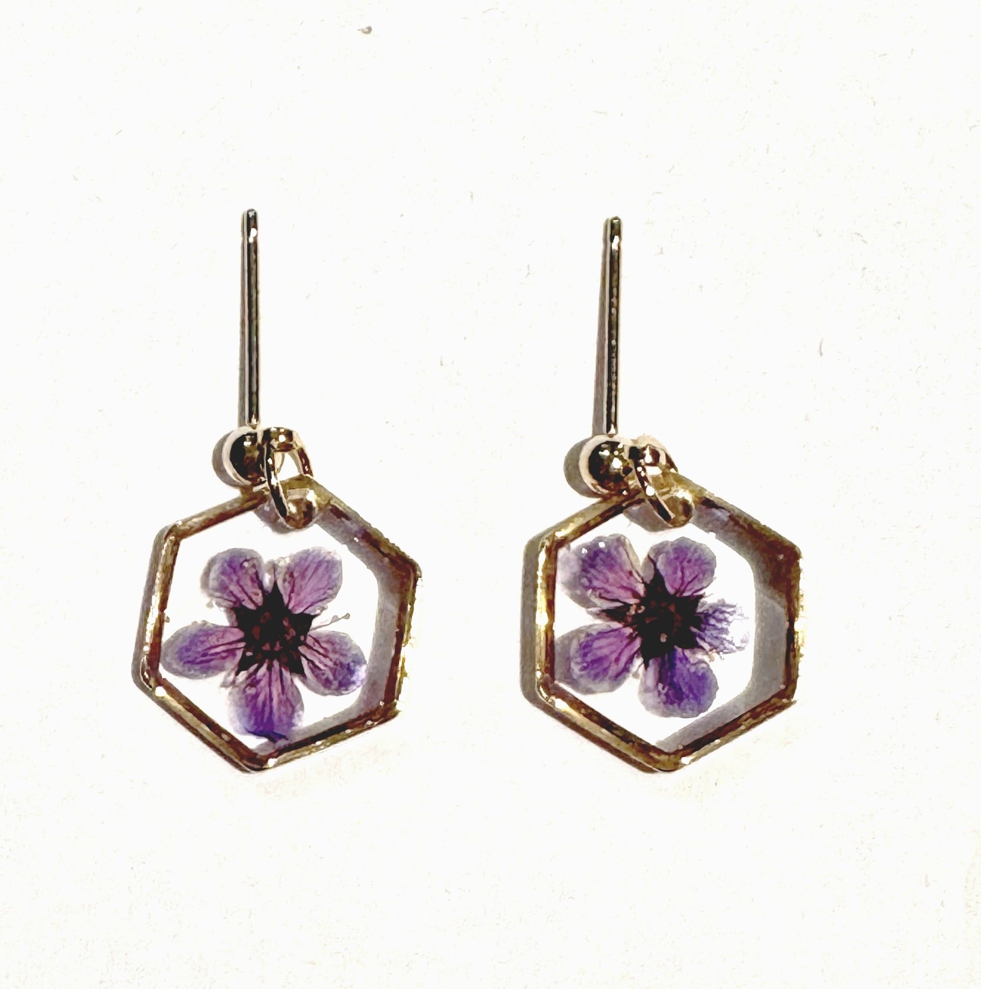 Boucles d’oreilles SPIREA – Fleur véritable en résine dorée
