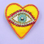 Broche Œil Brodé Cœur de Satin