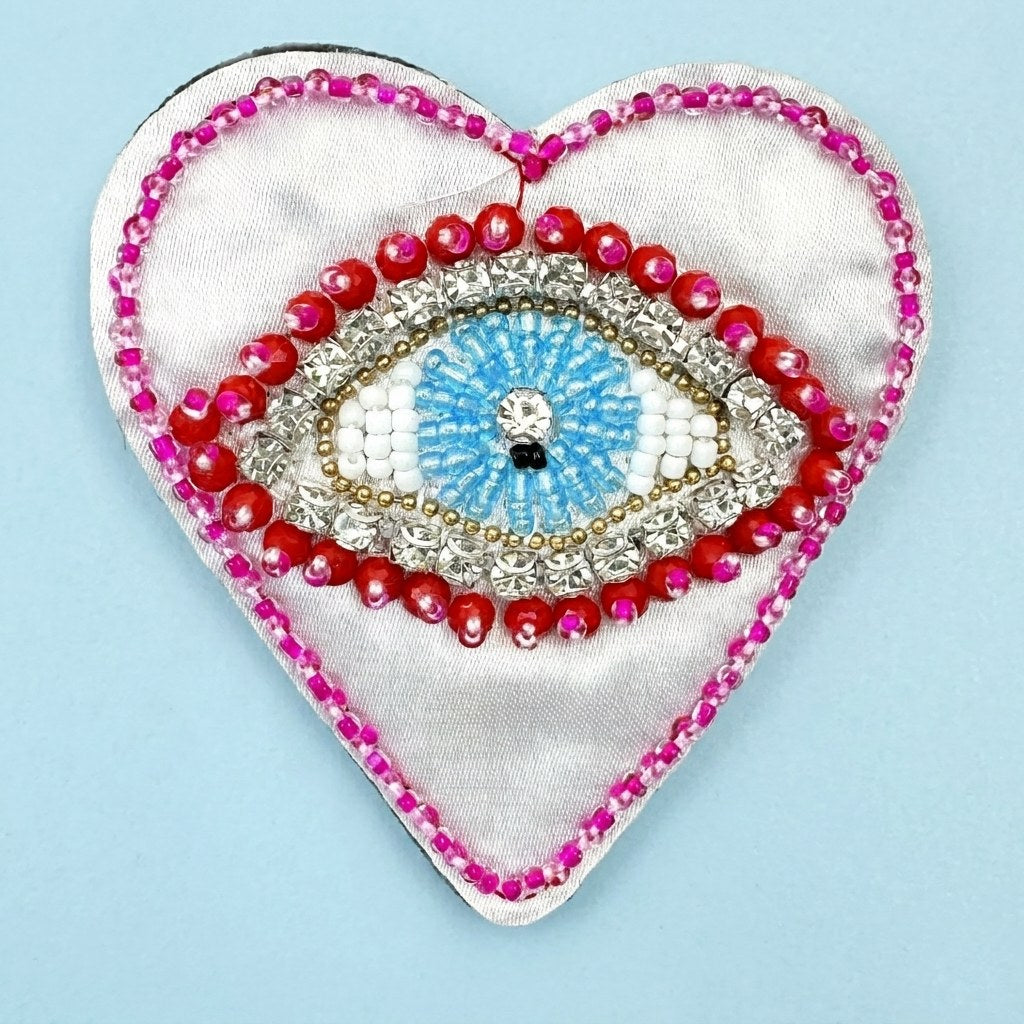Broche Œil Brodé Cœur de Satin — vue 2