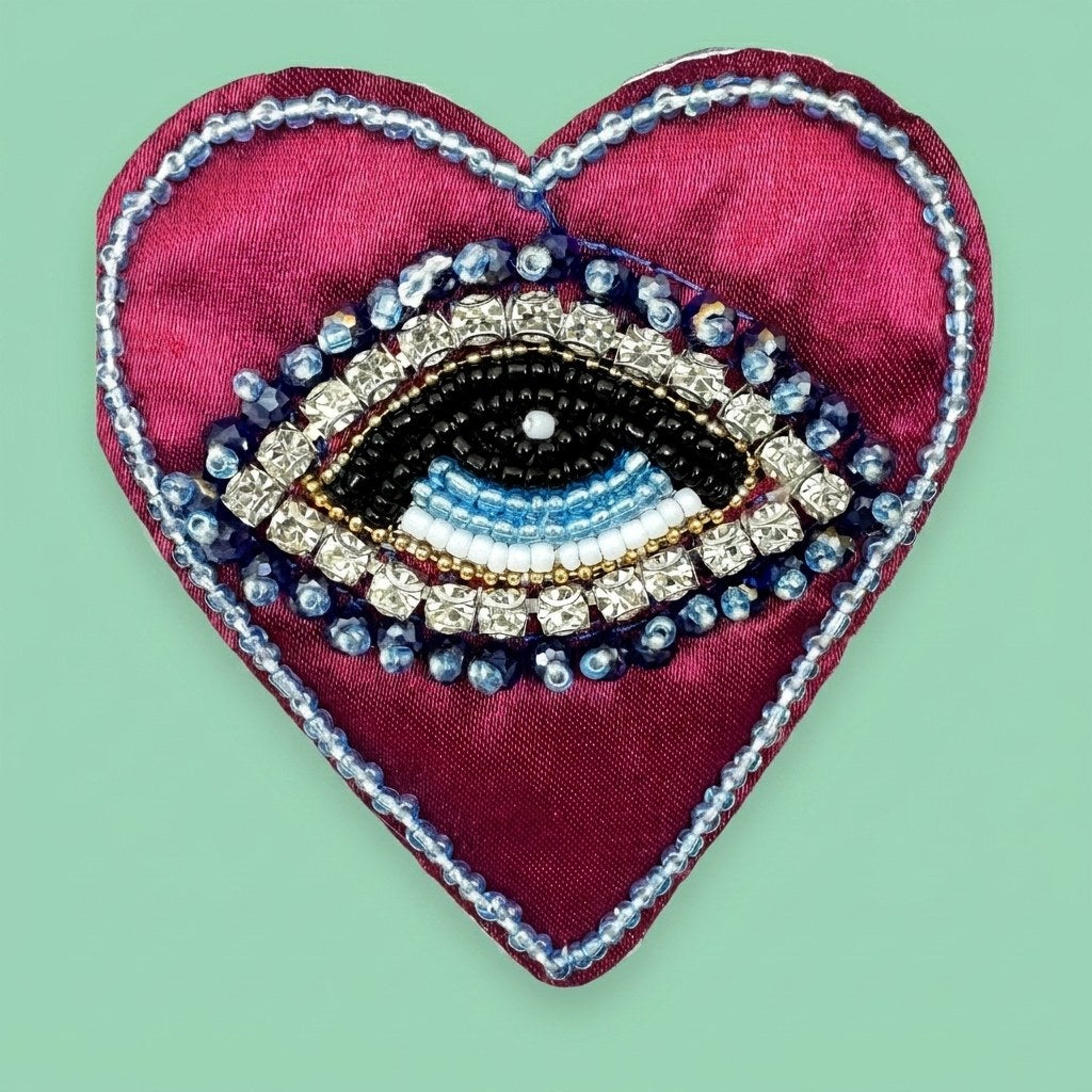 Broche Œil Brodé Cœur de Satin — vue 3