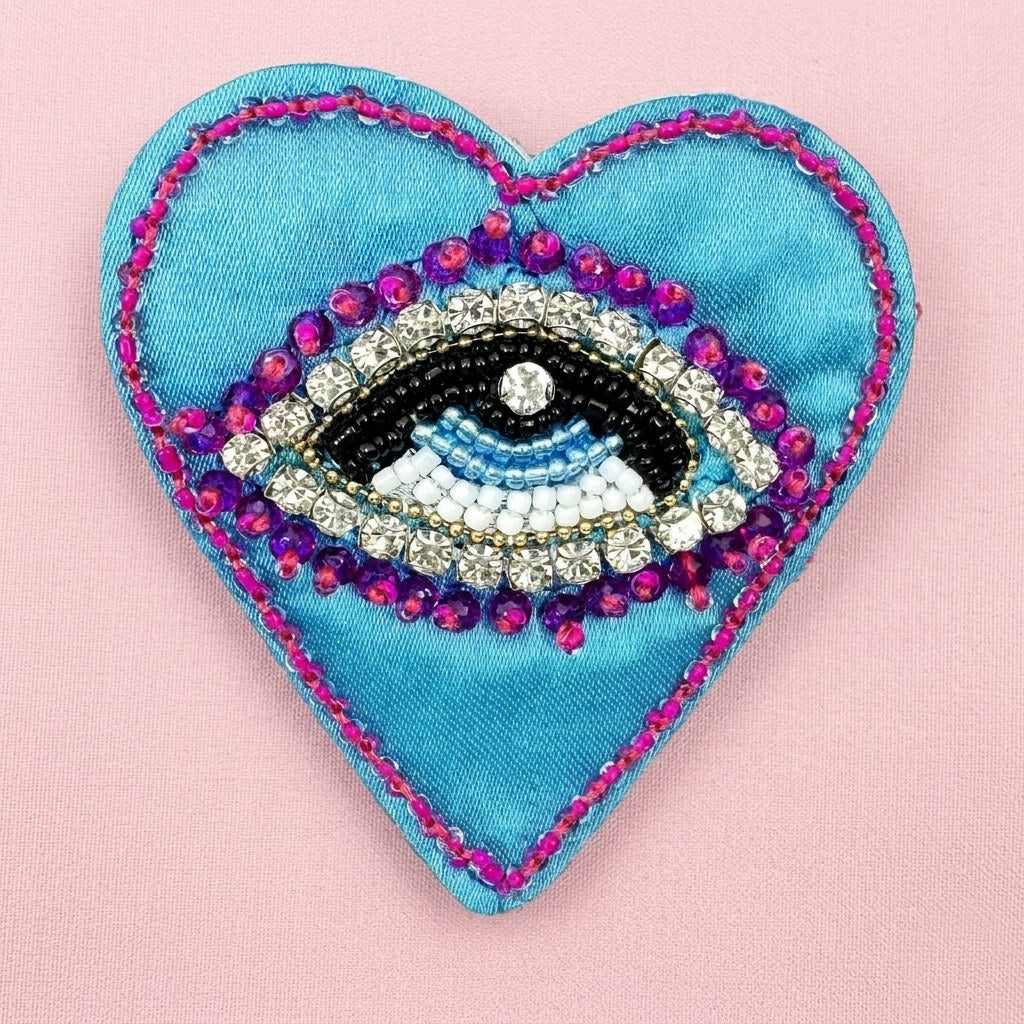 Broche Œil Brodé Cœur de Satin — vue 4