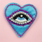 Broche Œil Brodé Cœur de Satin — vue 4