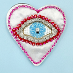 Broche Œil Brodé Cœur de Satin