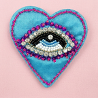 Broche Œil Brodé Cœur de Satin