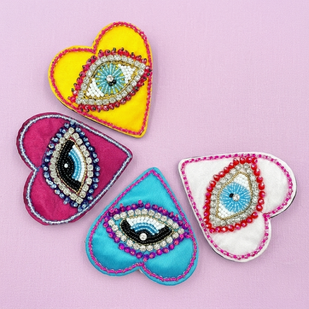 Broche Œil Brodé Cœur de Satin