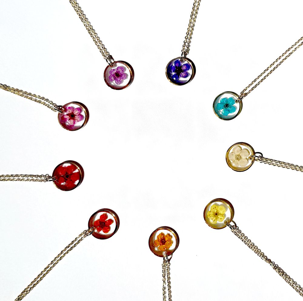 Collier pendantif résine fleur SPIREA séchée ROND mini ¤12mm sur chaine fine 38+5