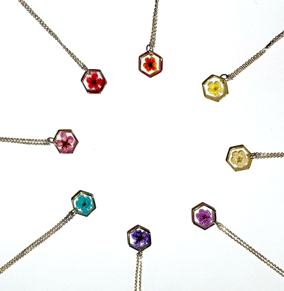 Collier SPIREA Hexagone – Fleur Véritable Séchée