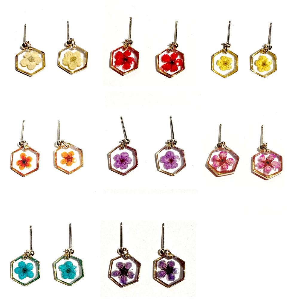Boucles d’oreilles SPIREA – Fleur véritable en résine dorée